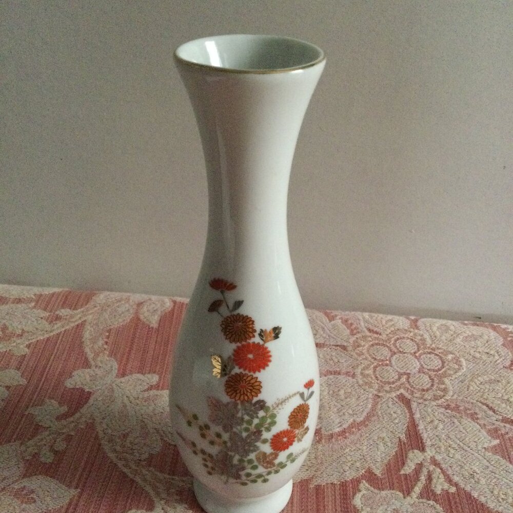 Beautiful porcelain vase floral 8" made in Taiwan
